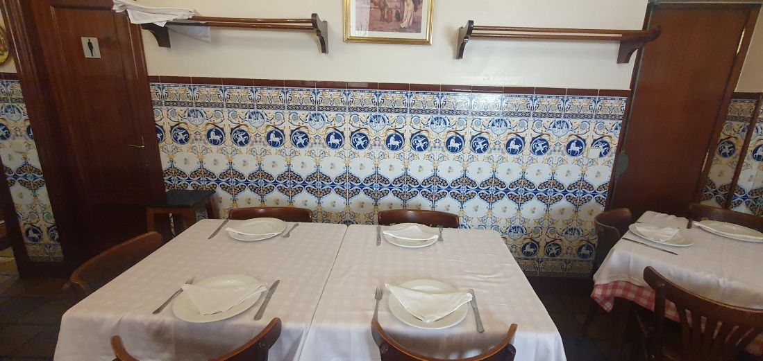 Interior del restaurante con vistas al Barrio de las letras