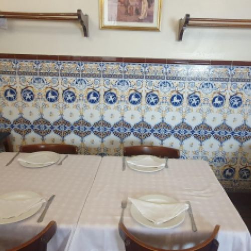 Interior del restaurante con vistas al Barrio de las letras